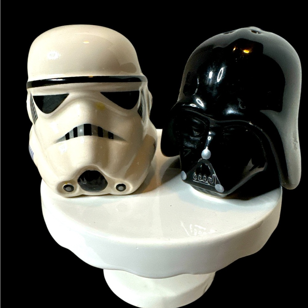 Disney Star Wars Ceramic Salt and Pepper set. (1-I)